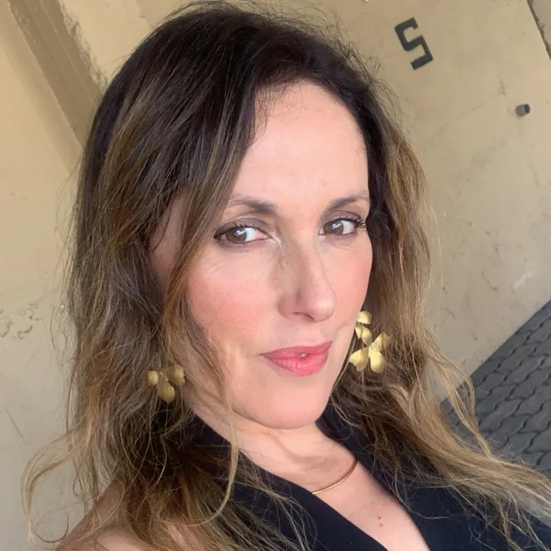 Paola Cerda, tarotista chilena conocida como Pao Luz Astral, especializada en lecturas de tarot online y guía espiritual